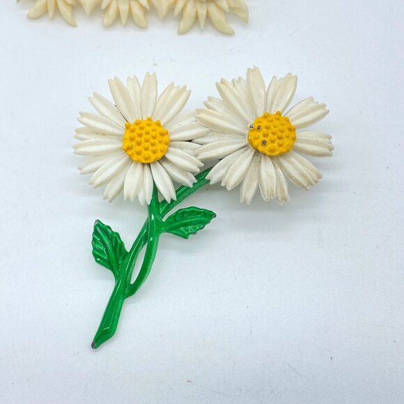 Vintage Set of 3 Daisy Brooch Floral Enamel Gold Tone Green Plastic Pin Trio - Picture 3 of 14